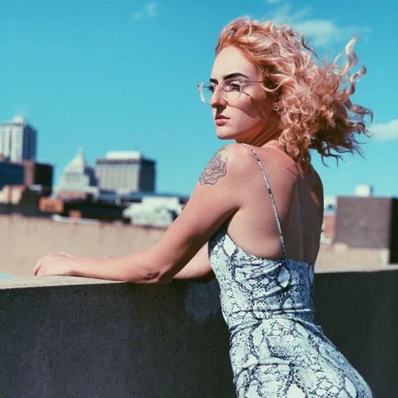 Meet your Posher, Briana - Picture 3 of 4